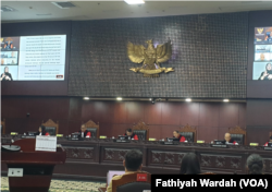Mahkamah Konstitusi menolak gugatan usia minimal calon presiden dan calon wakil presiden yang diatur dalam UU Pemilu. (Foto: VOA/Fathiyah Wardah)
