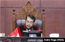 Ketua Mahkamah Konstitusi (MK), Anwar Usman memimpin sidang putusan MK terkait batas maksimal umur calon presiden pada Senin (23/10) di Jakarta. (VOA/Indra Yoga)