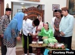 Ibu Sinta Nuriyah menyuguhkan bubur merah putih kepada Presiden Jokowi, yang mengunjunginya pada haul Gus Dur ke-78. (Foto : Setpres RI)