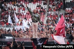 Calon presiden dan mantan gubernur Jawa Tengah Ganjar Pranowo usai pidatonya di panggung kampanye pemilu di Stadion Gelora Bung Karno Jakarta, 3 Februari 2024. (Foto: Yasuyoshi Chiba/AFP)